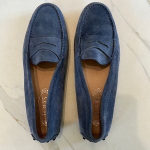 Tods Womens driving shoe in blue suede.
